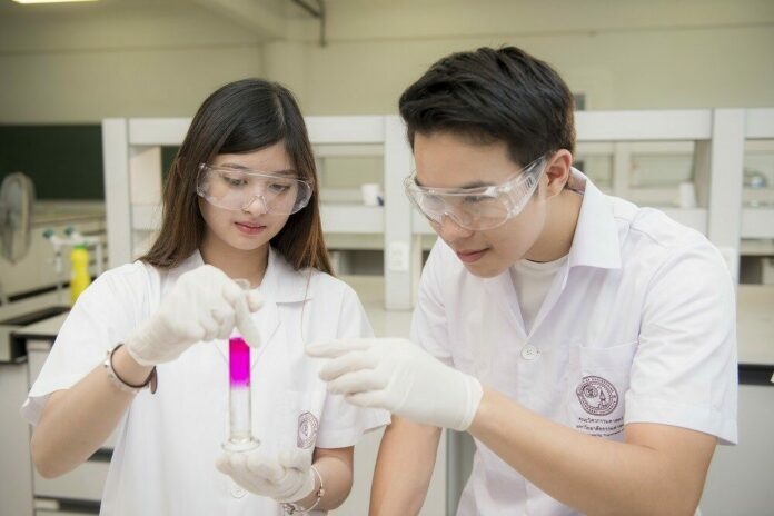 Thammasat Engineers Give A New Look Reflecting the Role of Chemical Engineers in response to the ban on sunscreen in National Parks - AppliedHE