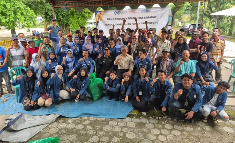 UNAIR's BBK Improves Cattle Feed Processing Techniques in Slaharwotan Village, Lamongan - AppliedHE