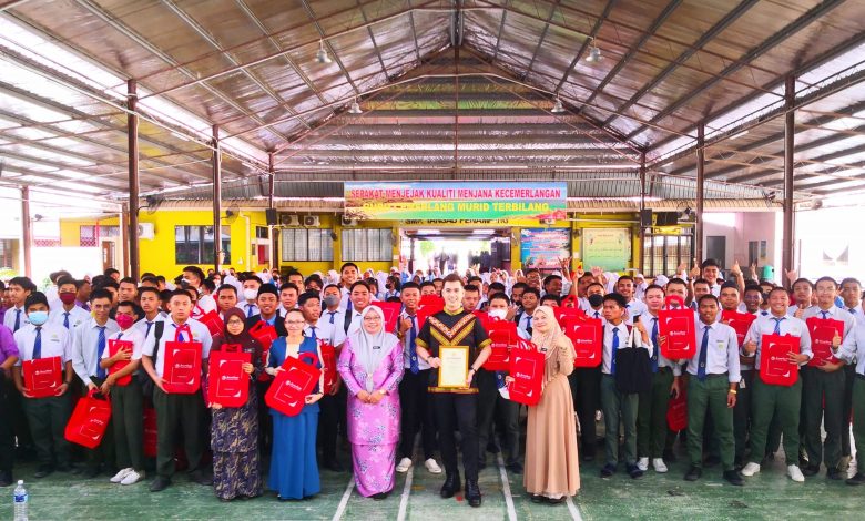 JUC Brand Ambassador, CR Stanley, Inspires and Counsels Students at SMK Tansau Penampang - AppliedHE