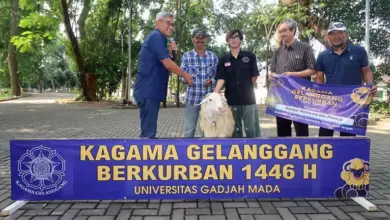 Ganjar Pranowo Distributes Sacrificial Animals to Merapi Slope Residents with Kagama Gelanggang - Universitas Gadjah Mada - AppliedHE
