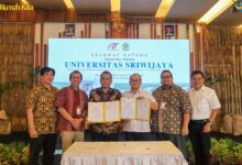 Signing of Collaboration Agreement for S1 Mechanical and Electrical Engineering Programs at Universitas Sriwijaya with PT Arwana Anugerah Ceramics - AppliedHE
