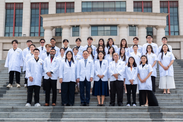 25 TCM Students Start Clinical Internships at XMUM's 8th White Coat Ceremony - AppliedHE 25 TCM Students Start Clinical Internships at XMUM's 8th White Coat Ceremony - AppliedHE