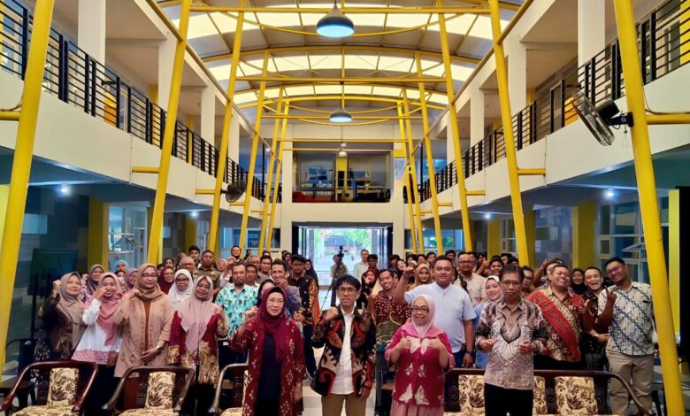 Guest Lecture on Globalisation and Non-Traditional Security in the Age of Artificial Intelligence at Universitas Wijaya Putra - AppliedHE Guest Lecture on Globalisation and Non-Traditional Security in the Age of Artificial Intelligence at Universitas Wijaya Putra - AppliedHE